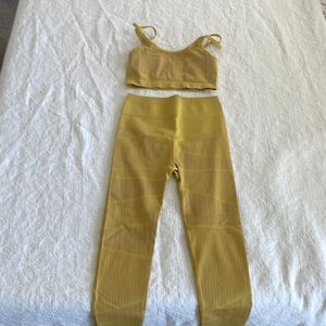 Fabletics workout set. Size small. Yellow. Lightly used (2 times)